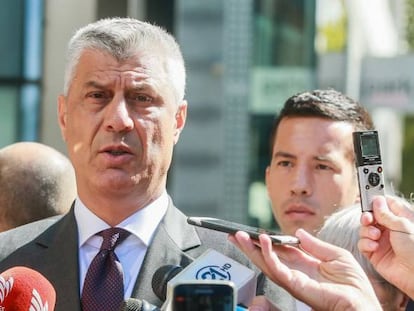 El presidente kosovar, Hashim Thaci, habla con la prensa tras reunirse con Mogherini este viernes en Bruselas.