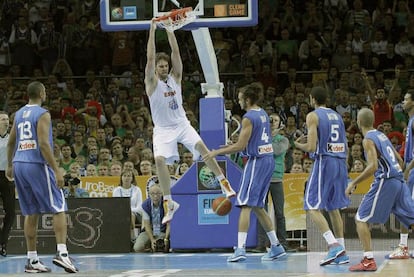 Pau Gasol machaca el aro ante la mirada de los franceses.