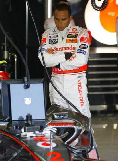Hamilton observa el monitor de su McLaren.