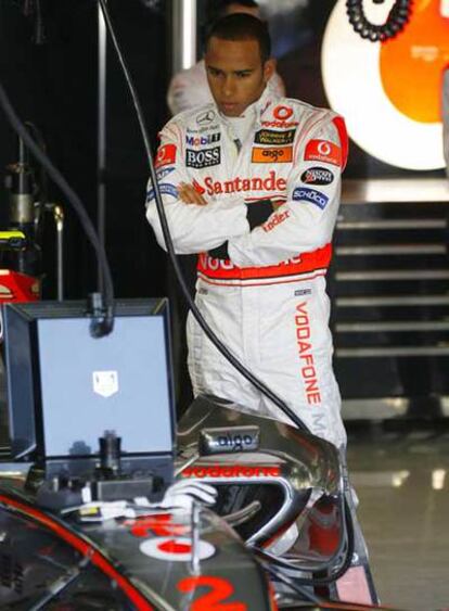 Hamilton observa el monitor de su McLaren.