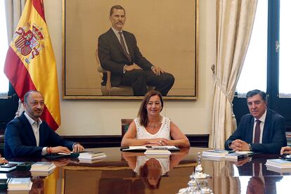 La presidenta del Congreso, Francina Armengol, y los vicepresidentes primero, Alfonso Rodríguez de Celis, y segundo, José Antonio Bermúdez de Castro.