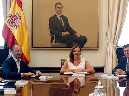 La presidenta del Congreso, Francina Armengol, y los vicepresidentes primero, Alfonso Rodríguez de Celis, y segundo, José Antonio Bermúdez de Castro.