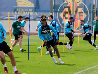 Los jugadores del Villarreal, con Albiol en primer término, en el entrenamiento previo a viajar a Liverpool. EFE