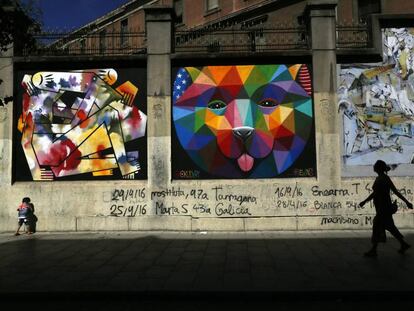 Los muros que rodean La Tabacalera, en el madrile&ntilde;o barrio de Lavapi&eacute;s, en agosto de 2016.