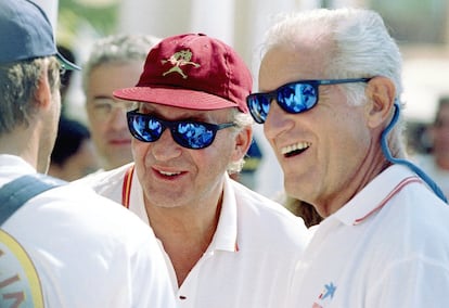 El rey Juan Carlos junto a Josep Cusi, en Mallorca en 1998. REUTERS