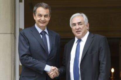 El expresidente del Gobierno, José Luis Rodríguez Zapatero, estrecha la mano del director del Fondo Monetario Internacional (FMI), Dominique Strauss- Kahn, en 2010