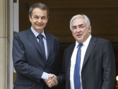 El expresidente del Gobierno, José Luis Rodríguez Zapatero, estrecha la mano del director del Fondo Monetario Internacional (FMI), Dominique Strauss- Kahn, en 2010