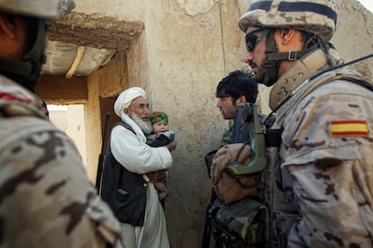 Soldados españoles conversan con un habitante afgano de Komuri, en la provincia afgana de Bagdhis, en octubre de 2012.