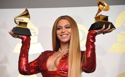 Beyoncé posa con sus dos gramófonos el domingo pasado.