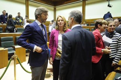 El secretario del PP vasco y su presidenta, Iñaki Oyarzabal y Arantza Quiroga, charlan con Urkullu.