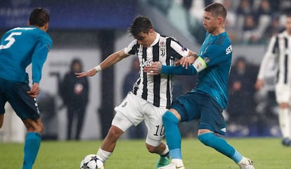 Dybala tenta escapar da marcação de Sergio Ramos e Varane no primeiro jogo, que terminou 3 a 0 para o Real Madrid.