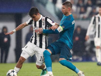 Dybala tenta escapar da marcação de Sergio Ramos e Varane no primeiro jogo, que terminou 3 a 0 para o Real Madrid.