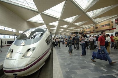 Viajeros de un tren AVE.