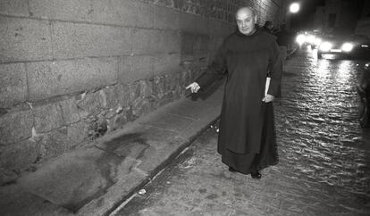 El padre Luis, sacerdote carmelita, señala el lugar donde dio la extremaunción al magistrado Juan Agustín Moro Benito, en la tarde del 26 de febrero de 1993.