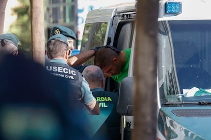 Llegada a los juzgados de Fuengirola (Málaga) del detenido por matar en Mijas a un hombre que creía el autor de la muerte de su padre.