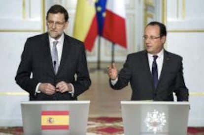 El presidente de Francia Francois Hollande (d) y el presidente del Gobierno de Espa&ntilde;a Mariano Rajoy participan en una rueda de prensa hoy, martes 28 de mayo de 2013, en el Palacio del El&iacute;seo en Par&iacute;s (Francia).