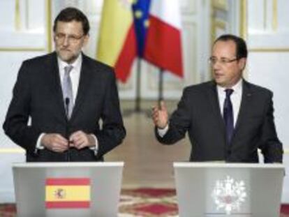 El presidente de Francia Francois Hollande (d) y el presidente del Gobierno de Espa&ntilde;a Mariano Rajoy participan en una rueda de prensa hoy, martes 28 de mayo de 2013, en el Palacio del El&iacute;seo en Par&iacute;s (Francia).