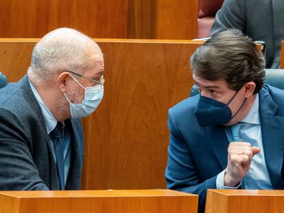 El vicepresidente de la Junta de Castilla y León, Francisco Igea (izquierda), conversa con el presidente, Alfonso Fernandez Mañueco, durante un pleno de las Cortes, este miércoles.