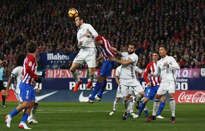 Gareth Bale golpea el balón de cabeza.