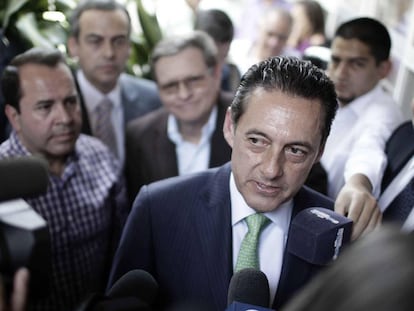 Antonio Álvarez Desanti junto a periodistas tras una rueda de prensa.