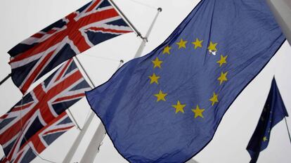 Varias banderas del Reino Unido y de la UE, en una protesta contra el Brexit en Londres.