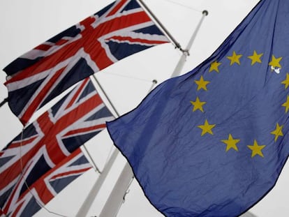 Varias banderas del Reino Unido y de la UE, en una protesta contra el Brexit en Londres.