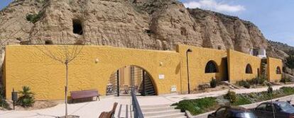 Exterior de Cuevas Rubén y Anabel, dos casas-cueva en la localidad navarra de Valtierra, cerca de las Bardenas Reales.