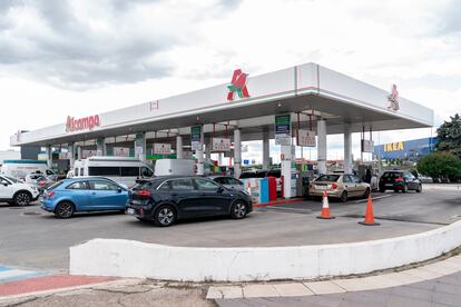Varios vehículos repostan en la gasolinera del Alcampo del Parque del Oeste, en Madrid,