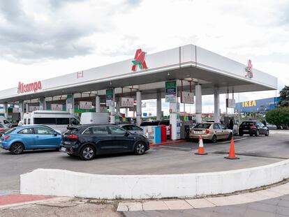 Varios vehículos repostan en la gasolinera del Alcampo del Parque del Oeste, en Madrid,