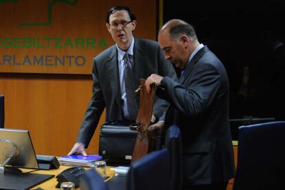 Ricardo Gatzagaetxebarria, a la izquierda, e Iñaki Garay, en el Parlamento vasco.