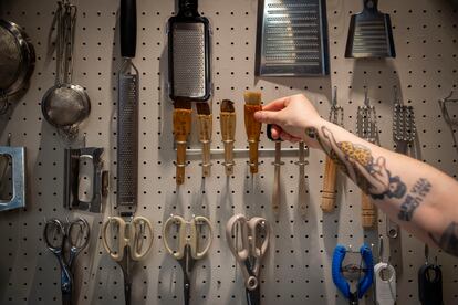 El tablero de herramientas es un homenaje a la cocinera estadounidense Julia Child.