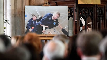 Una imagen de Stepehn Hawking experimentando la gravedad cero y mostrado durante su funeral en Cambridge el pasado 31 de marzo.