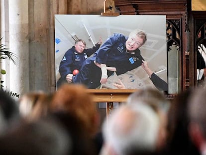 Una imagen de Stepehn Hawking experimentando la gravedad cero y mostrado durante su funeral en Cambridge el pasado 31 de marzo.