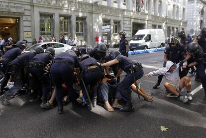 Momento en el que la policía se ha avalanzado sobre el grupo de indignados que habían cortado tres de los cuatro carriles del paseo del Prado.