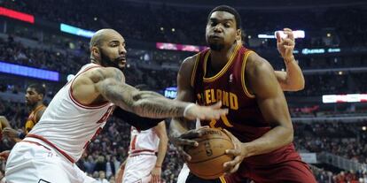 El traspasado Andrew Bynum defendido por Carlos Boozer