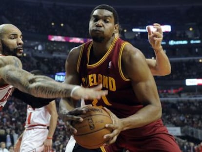 El traspasado Andrew Bynum defendido por Carlos Boozer