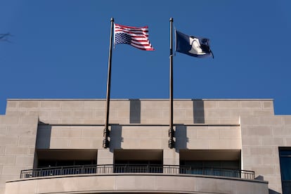 Bandera norteamericana colocada boca abajo en la conservadora Heritage Foundation en Washington, el 31 de mayo.