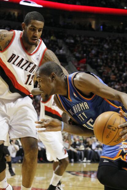 Los jugadores de Oklahoma City Thunder y de Portland Trail Blazers.