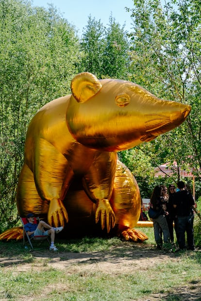 El bosque animado del festival Horst está poblado por obras de arte, como las enormes ratas doradas inflables de Esben Weile Kjær.