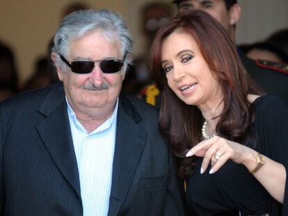 El presidente uruguayo, José Mujica, y su homóloga argentina, Cristina Fernández.