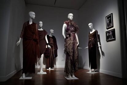 Maniquíes con vestidos de Yves Saint Laurent en la subasta de Catherine Deneuve.