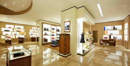 La tienda está dividida en dos plantas donde se pueden encontrar complementos, zapatos y ropa de la firma.