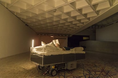 Una de las piezas de 'Two Roaming Beds (Grey)', del artista belga Carsten Höller.