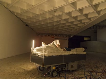 Una de las piezas de 'Two Roaming Beds (Grey)', del artista belga Carsten Höller.
