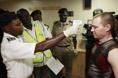 Un marinero recibe una medición de temperatura en el puerto de Lagos, Nigeria.