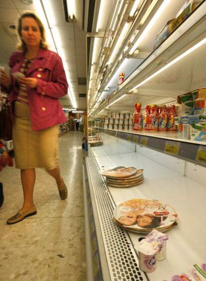Imagen de una estantería de lácteos en un supermercado valenciano.