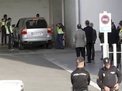 El juez, el fiscal y los abogados del caso, en el lugar del crimen de la viuda del expresidente de la CAM.