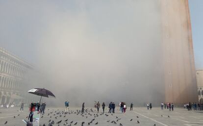 Humo ascendiendo en la Plaza de San Marcos en Venecia, Italia, el pasado viernes.