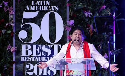 El chef del restaurante peruano Maido, Mitsuharu Tsumura recibe el premio al mejor restaurante de América Latina, el martes 30 de octubre de 2018 en Bogotá (Colombia).