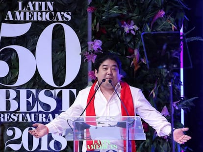 El chef del restaurante peruano Maido, Mitsuharu Tsumura recibe el premio al mejor restaurante de América Latina, el martes 30 de octubre de 2018 en Bogotá (Colombia).